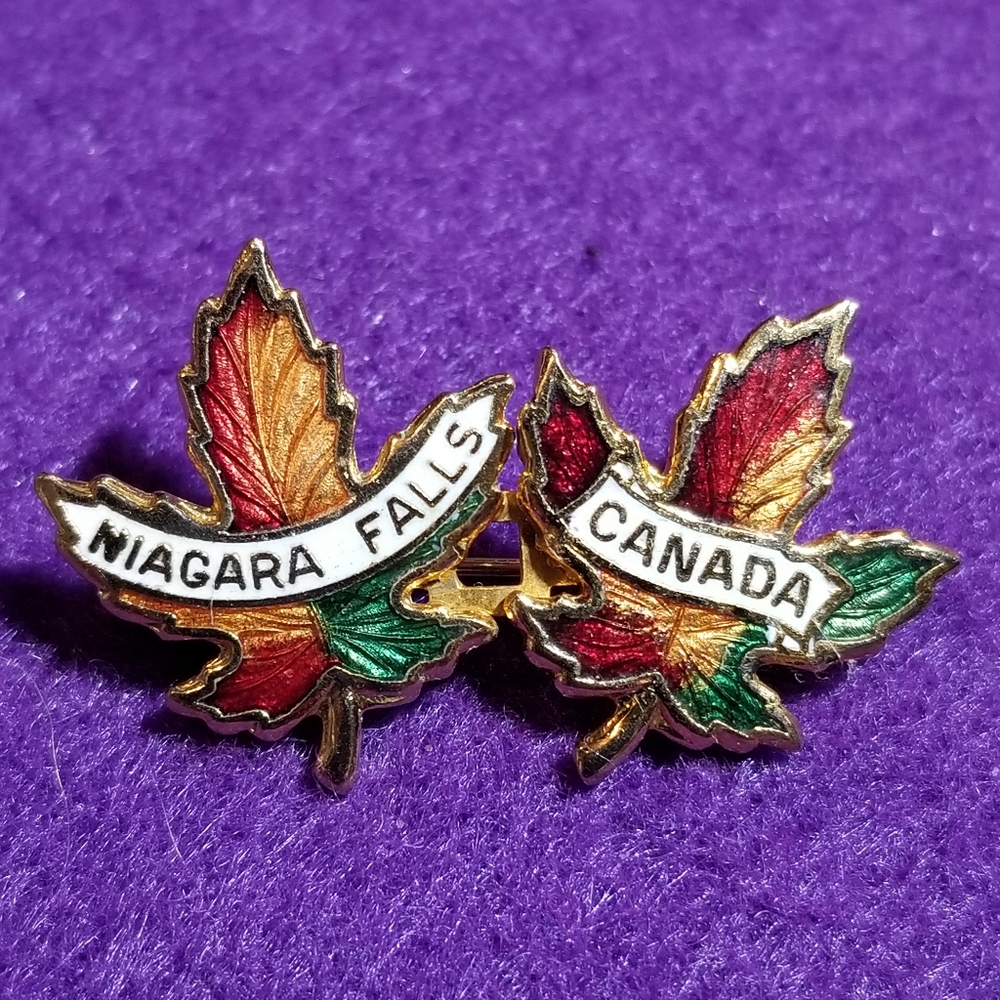 Vintage Niagara Falls Canada enamel two Maple leaf pin brooch gold tone